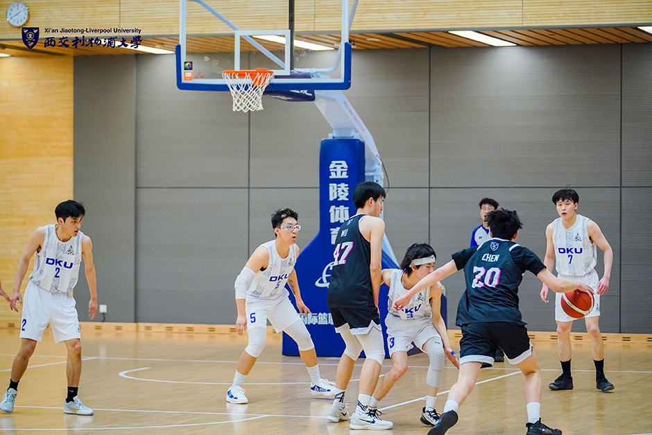詹姆斯关键上篮锁定胜利